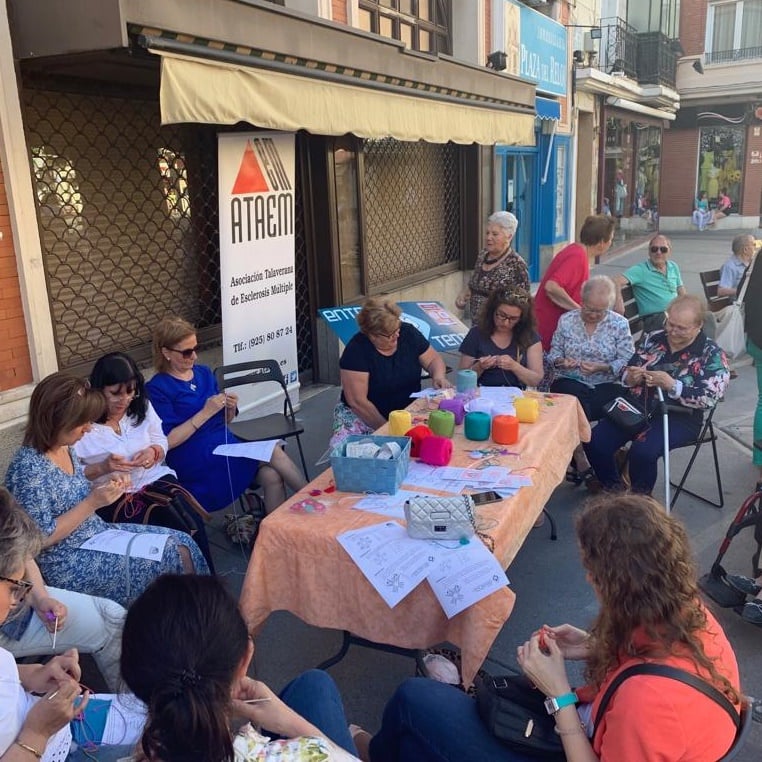 Tejiendo por el cáncer de mama en Elche