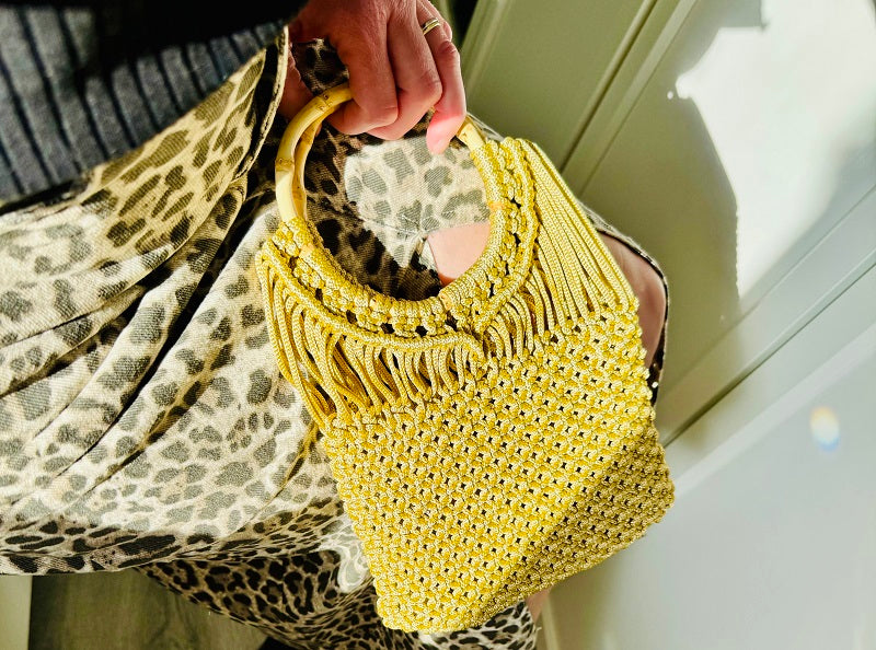 BOLSO DE MANO HECHO DE MACRAMÉ