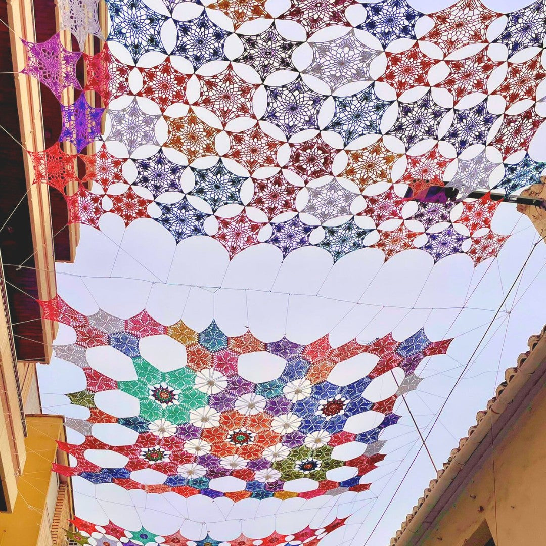 Tejiendo Together estaciones y conciencia: Lanas Rubí en el Yarn Bombing de Torrent