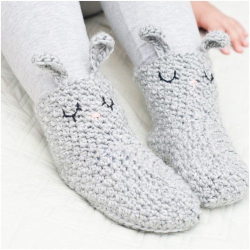 PATRÓN GRATUITO Y MATERIALES BOTITAS DE ESTAR EN CASA MR. RABBIT (VP026)