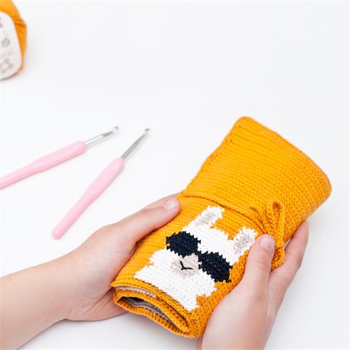 KIT ESTUCHE GUARDA AGUJAS KNIT LIKE A BOSS por Gallimelmas (VK065),Guarda agujas tapestry crochet