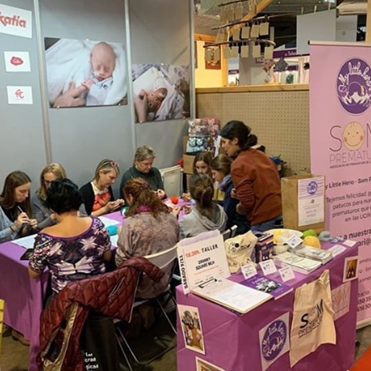 Tejiendo gorritos para bebés prematuros en Creativa Madrid