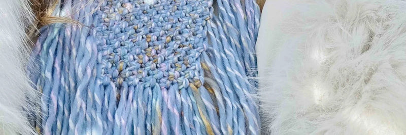 Cuello con flecos de macramé